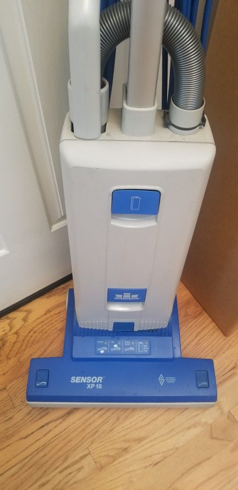 NEW cond Windsor COMMERCIAL VACUUM WITH COMPLETE ATTACHMENTS , AMAZING POWER SUCTION , WORKS EXCELLENT , IN THE BOX