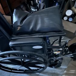 300lb capacity wheelchair w leg rests