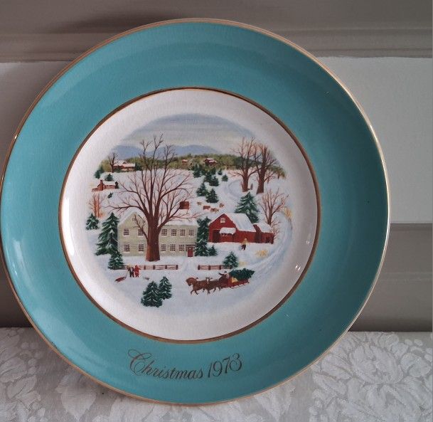 AVON First Edition Annual Christmas Plate (1973) "CHRISTMAS ON THE FARM"