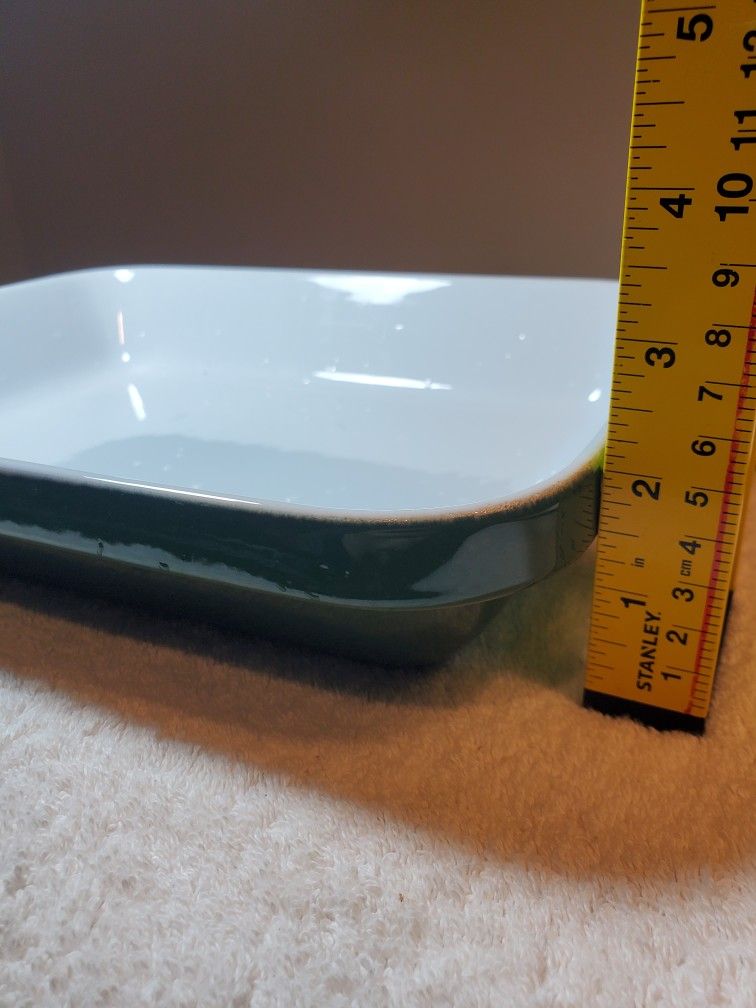 Baking Dish Emile Henry France  19-03 RA8 12.5"*9.5"*2"  net weight 4lb 1.5oz
Elegant rectangular dish with a white interior and green exterior. Perfe