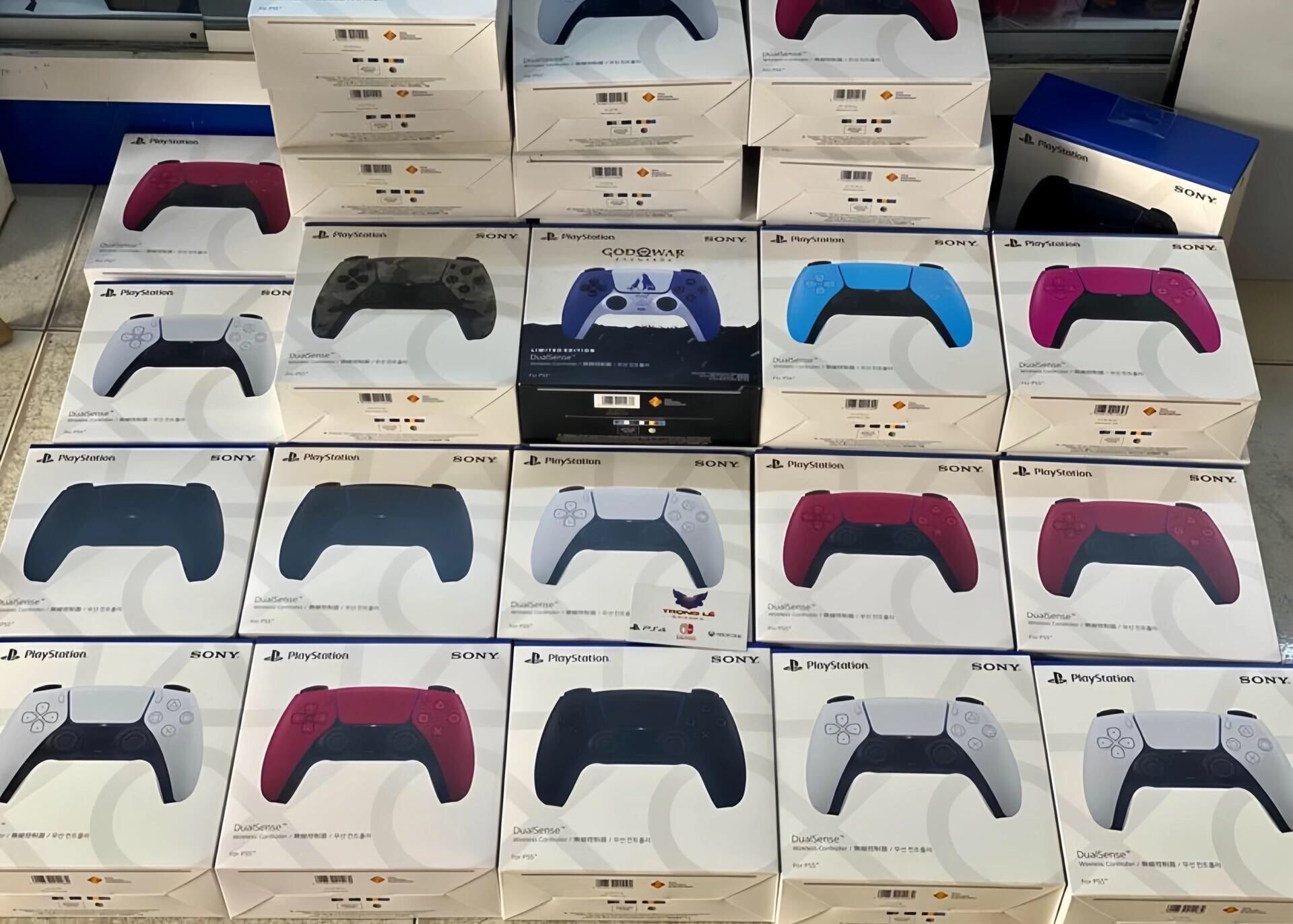 PLAYSTATION 5 CONTROLLERS 