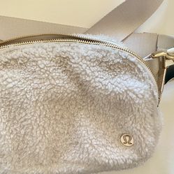 Lululemon Everywhere Belt Bag 1L Fleece White Opal w/ Gold