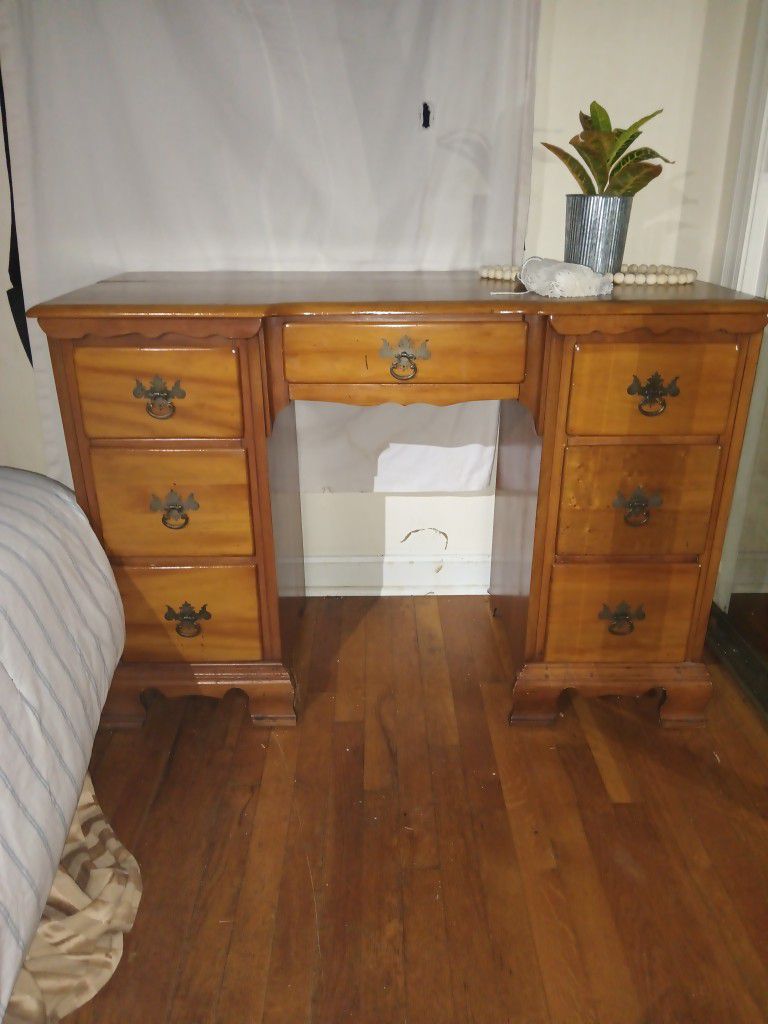 Vintage Desk In Mint Condition Can Also Use As A Vanity 