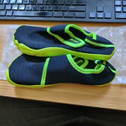Boys size 3.5 /4Water shoes