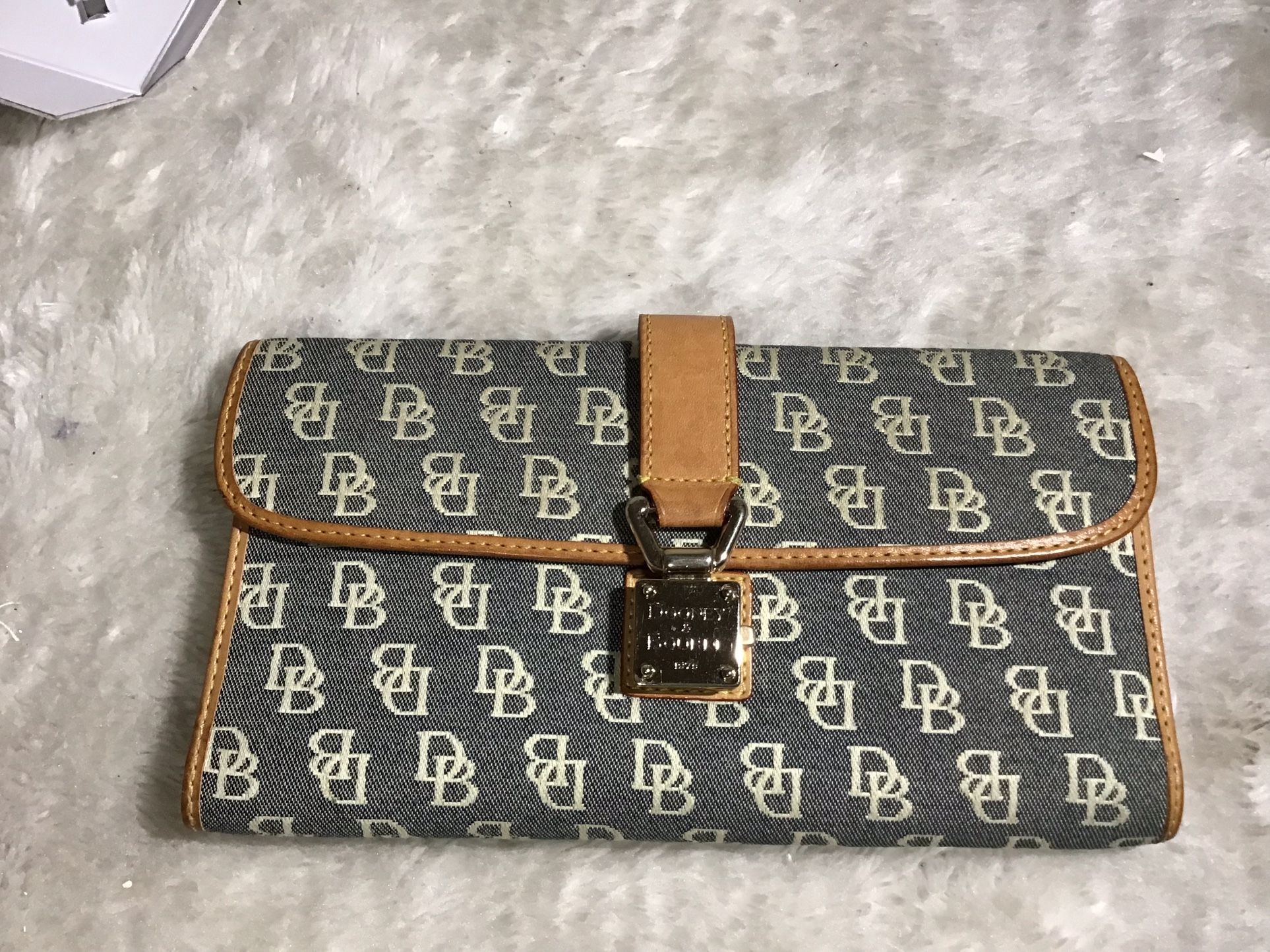 Vintage Dooney & Bourke Wallet Natural Leather Trim Gold Logos Lock Execellet Condition