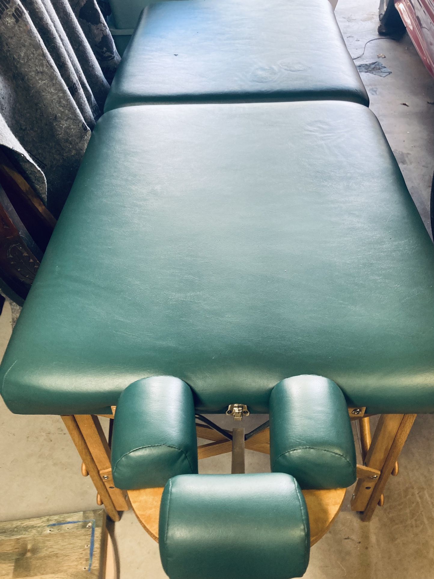 Earthlite Portable Folding Massage Table 
