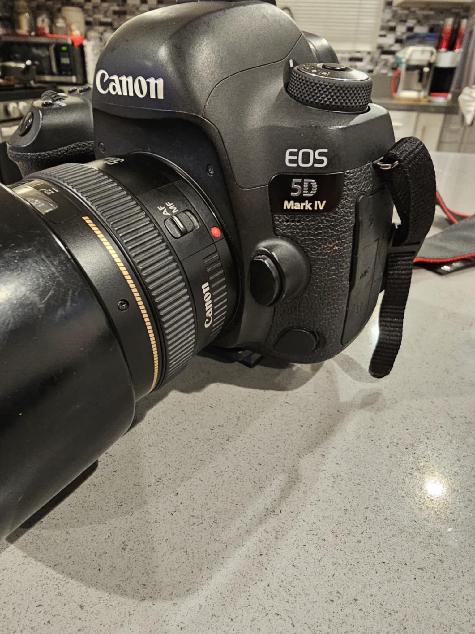 Canon 5D Mark Iv Megapixeles Good Condition +lens 50mm