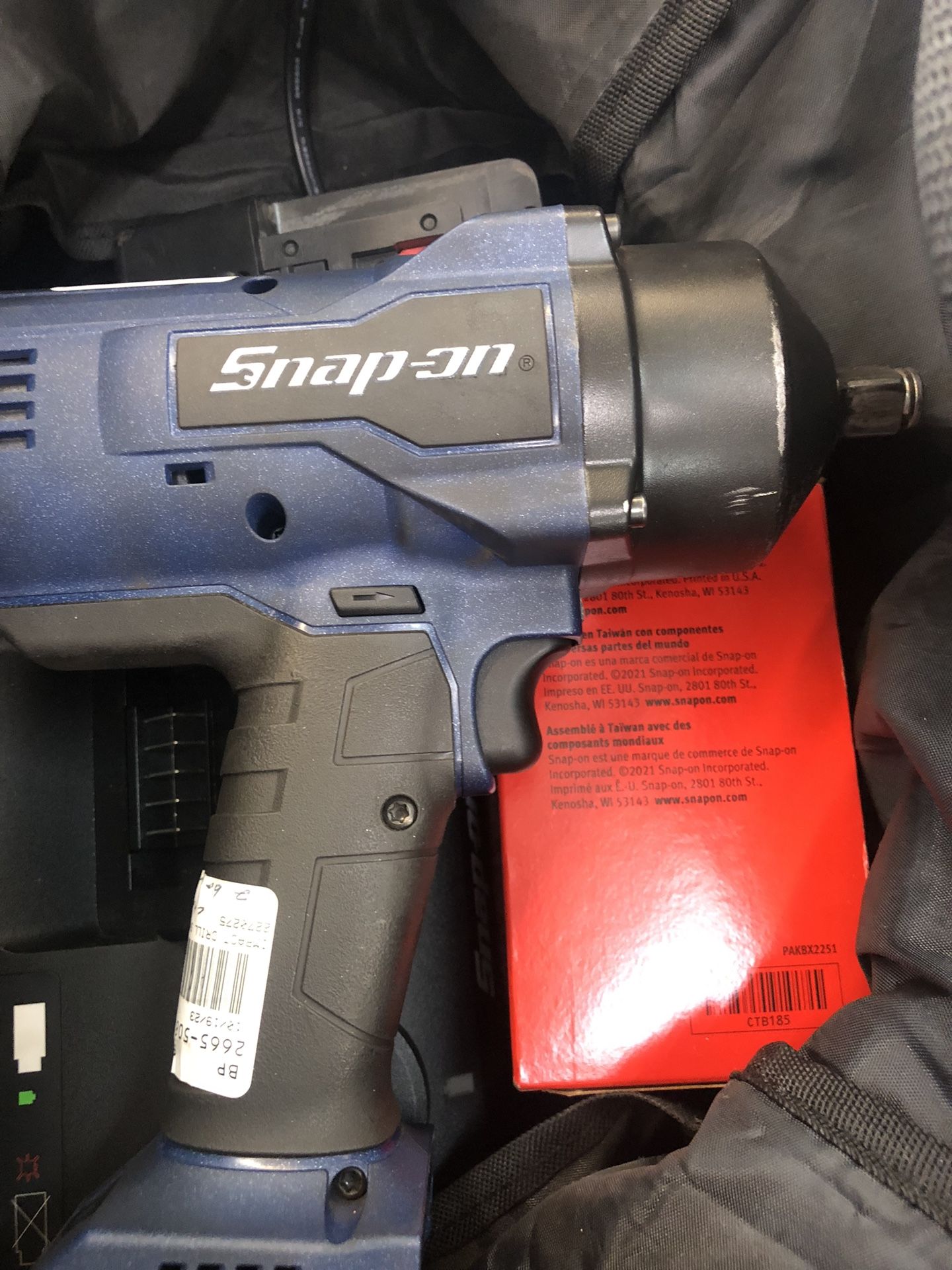 SNAP ON  IMPACT WRENCH 1/2 , 2-batteries,charger And Bag