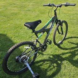 Mountain bike with training wheels for 9-12 year old