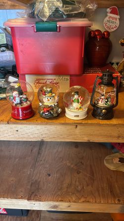 4 Holiday Snow globs/ 2 Play Music
