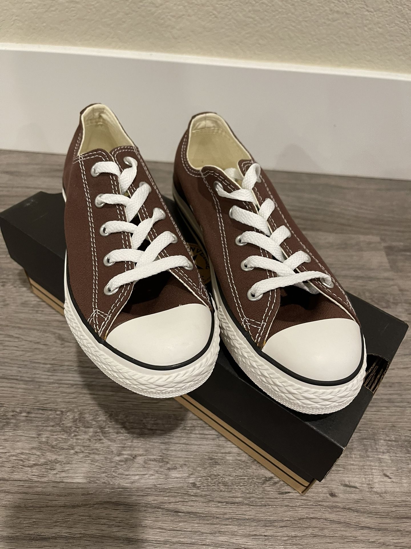 New in Box Chuck Taylor All Star Classic Chocolate size 3Y
