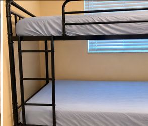 Bunk bed (twin)