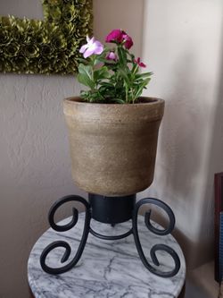 $24 🌷 Fun Pot Full of Vincas in a Great Rod Iron Stand. They Will fill the pot and Bloom All Summer 16" Tall