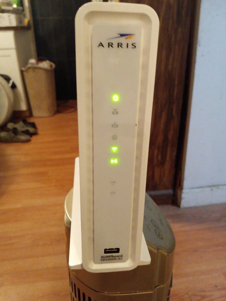 ARRIS{SURFboard}WHITE  ROUTER{model#SBG6900-AC}