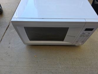 Daewoo White Countertop Microwave