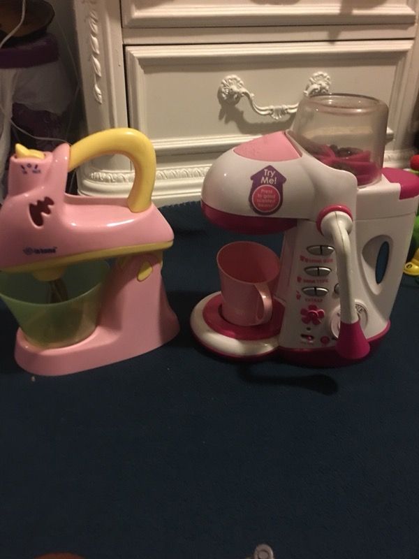 Toy coffee maker and mixer just need batteries