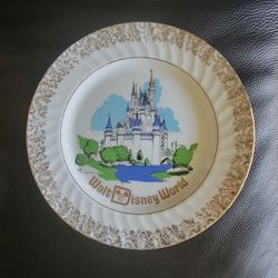WALT DISNEY WORLD PLATE. JAPAN