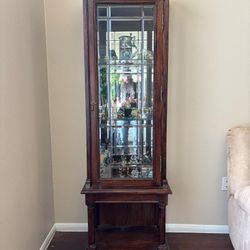 Beautiful Vintage Oak
Wood  Curio Cabinet With Light $150