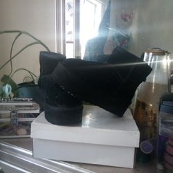 Brand New Uggs Size 8 MAKE OFFER !