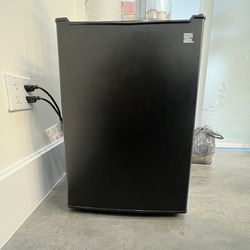 2.5 cu-ft Kenmore Refrigerador-Black