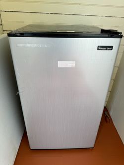 Mini Fridge - Magic Chef HMR330SE