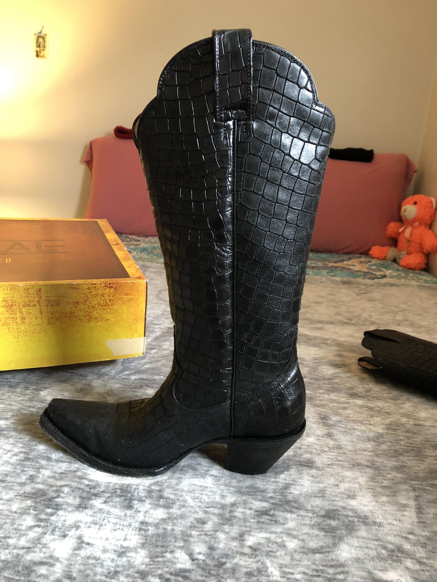 Woman’s size 7 cowboy boots 