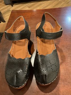 Black Closed-Toe Sandals with Ankle Strap Women’s Size 9 to 9.5