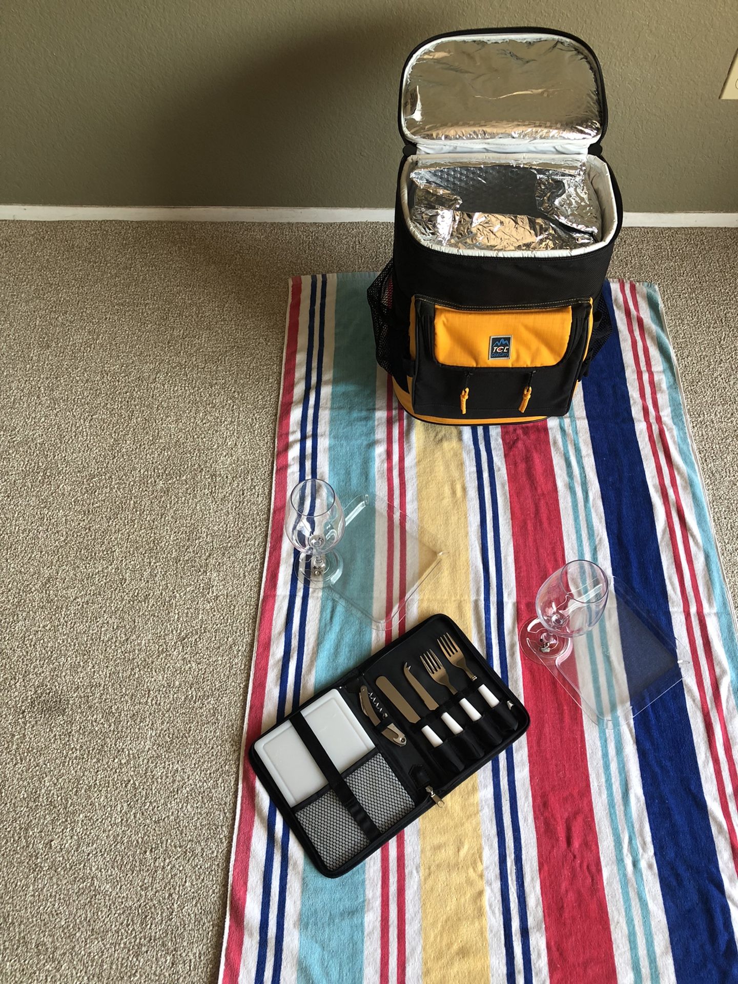 Picnic Cooler pack on wheels + Travelling Cutting Board set + 2 plexi wine glasses and cut out clear reusable Dishes