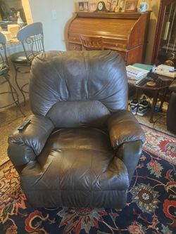 COMFORTABLE LEATHER RECLINER