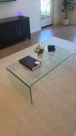 Glass coffee table barely used it no scratches brand new
