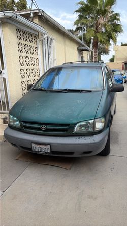 2000 Green Toyota Sienna