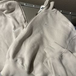 NIKE SWEAT SET • CROP SWEATSHIRT (M) • SWEAT PANTS (S) BEIGE