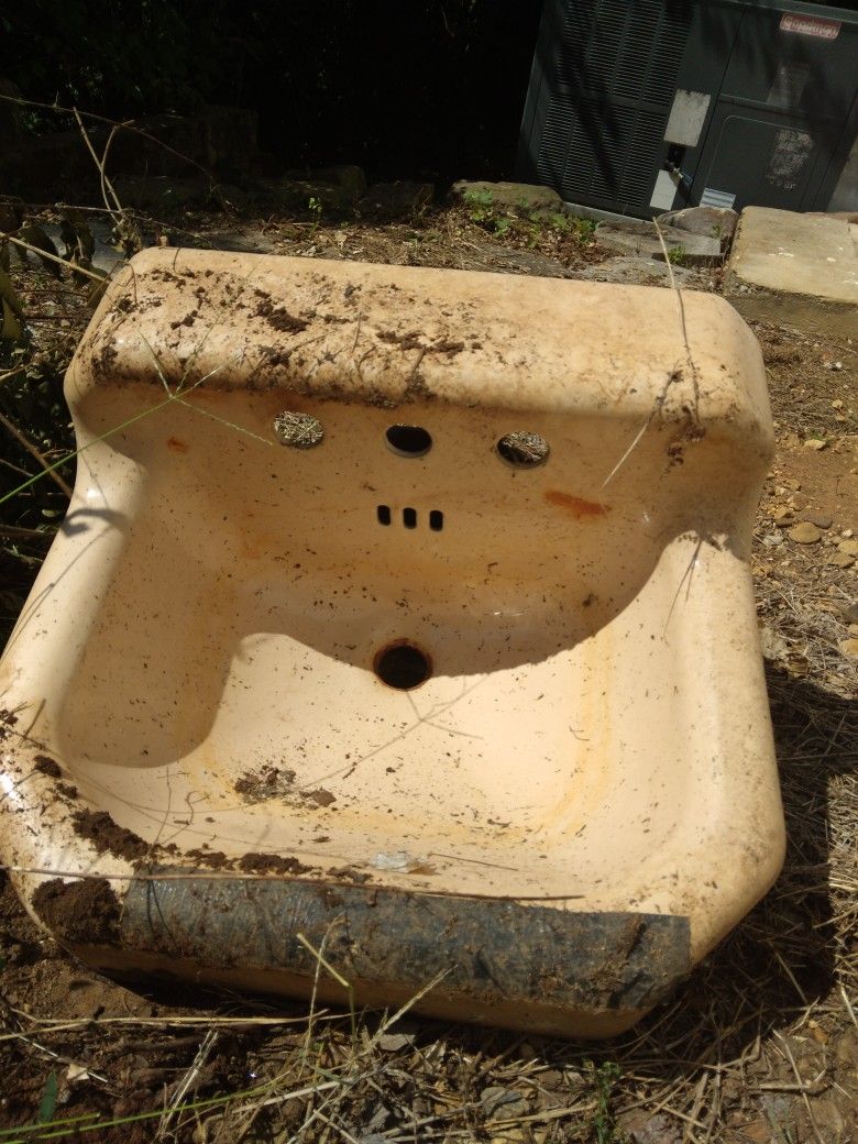 40s-50s Era Wallmont Peach Color Sink