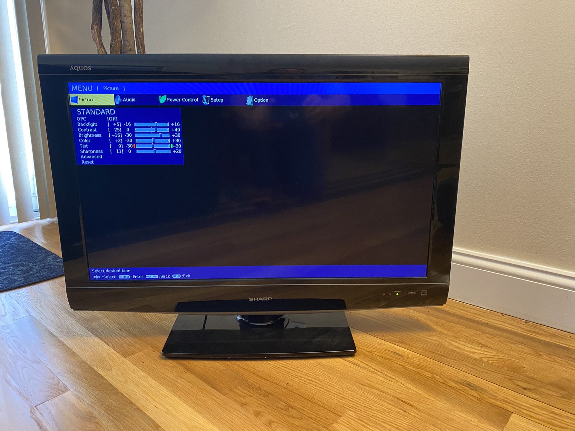 Sharp Aquos 32 inch LCD tv