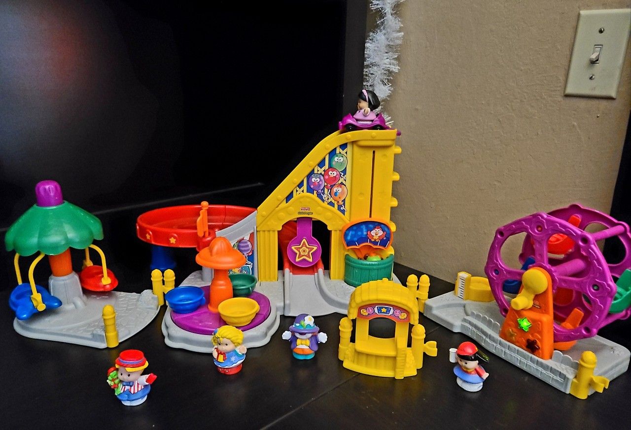 Fisher Price - Little People Surprise Sounds Fun Park and Ferriswheel with Lighs and Sounds.