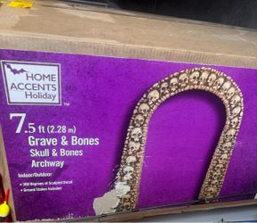 7.5 skull archway like new Halloween decoration