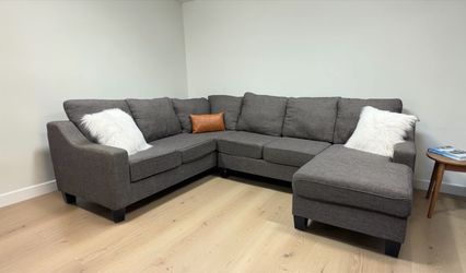 Like new 3 piece sectional with reversible chaise