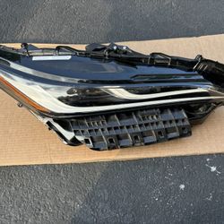 2021 Toyota Venza Headlight 