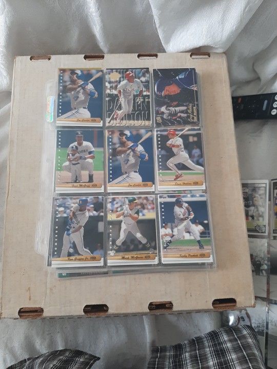 18 Baseball Cards 