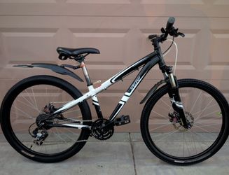 26"x2.0. SPECIALIZED HARDROCK BOYS MOUNTAIN BIKE. (S).13". EXCELLLENT CONDITION WITH FRESHLY TUNE UP & UPGRADES. 👌🏼