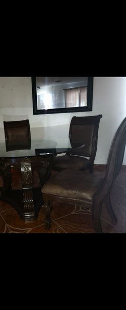 Comedor de lujo de pura Madera solida & https://offerup.com/redirect/?o=c2lsbGFzLmRl pie y vidrio de lujo. A solo $475.. pague $2200.. dinning Room Se