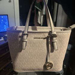 Micheal Kors Purse 