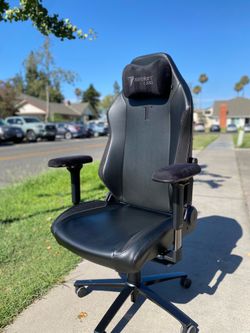 2022 Secretlab Titan Evo W/ Plushcell Armrest Gaming / Office chair