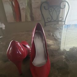 RED HEEL SIZE 8