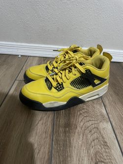 Jordan 4 “Lightning” Size 9.5