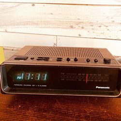 Panosomic Vintage alarm clock with full function radio