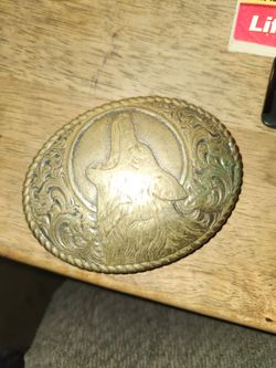 Howling wolf belt buckle