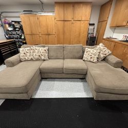 Patola Park Sectional Sofa
