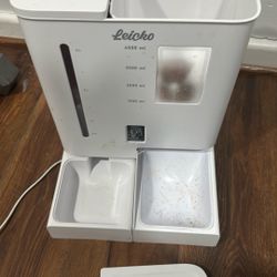 Leicko 4500 ml automatic pet feeder and water dispenser.  