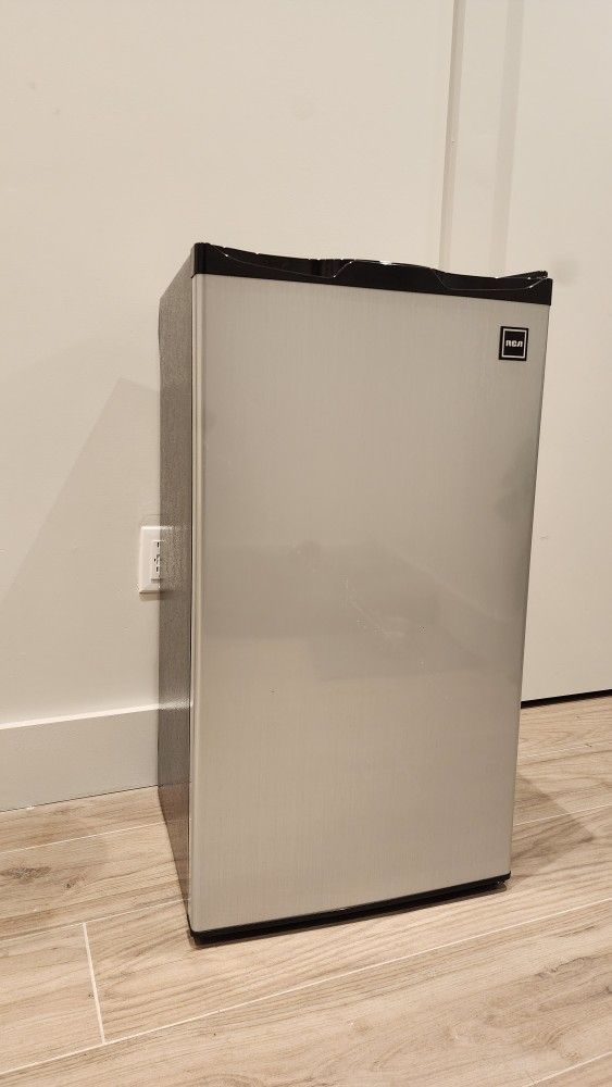 RCA mini Fridge